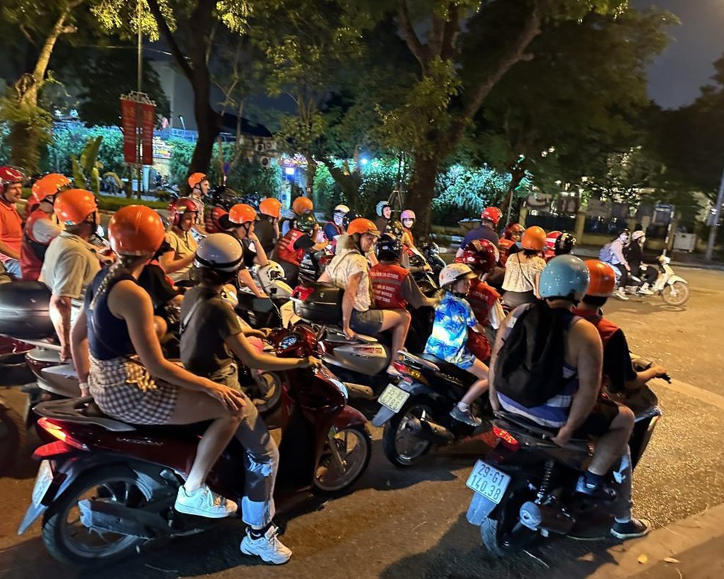 Hanoi Foodie Tour by Motorbike at Night