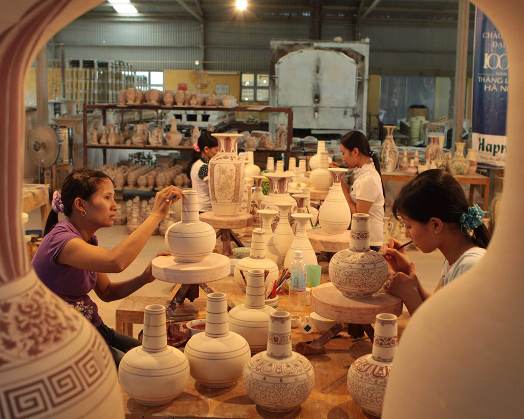 Hanoi Cycling Tour to Bat Trang Pottery Village Full day