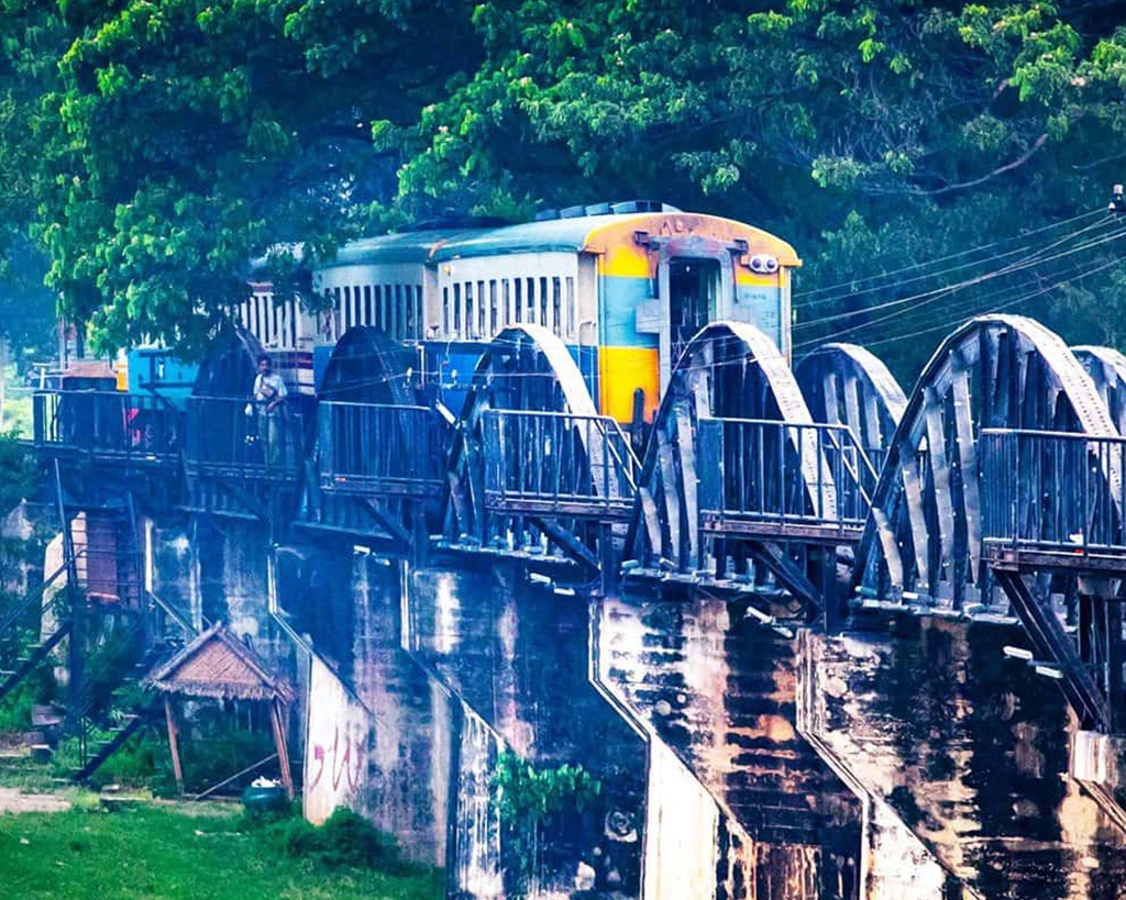 Damnoen Saduak Floating Market & River Kwai